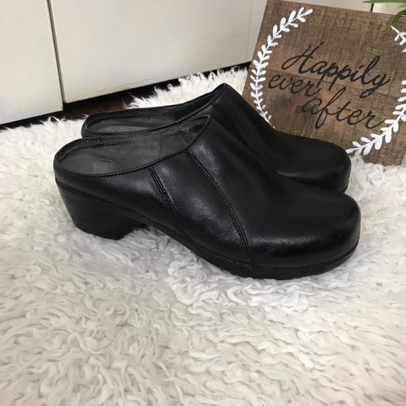 Dansko Shoes - Dansko suri Black slip on clogs